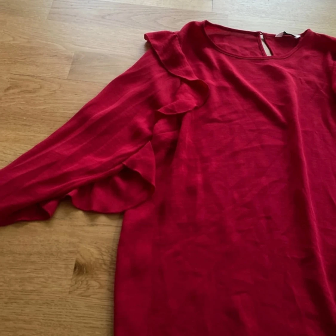 Röd blus med volangdetaljer - 1