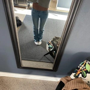 Brandy Melville jeans  - Klassiks snygga ljusblåa jeans med en liten slits ner till i storlek s🥰