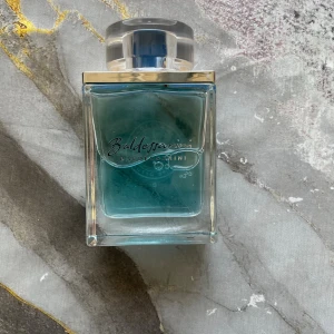 Baldessarini Nautic Spirit 90ml - Fräsch parfym från Baldessarini med cool blå vätska. Volym: 90 ml. Ingredienser som citral, limonene, salicylate och eugenol. Tillverkad i Tyskland. Perfekt för dig som vill sticka ut med stil.