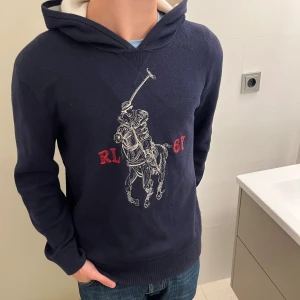 Stickad ralph lauren hoodie - Galet snygg stickad PRL hoodie i tjockt och skönt material, med stickad print. Riktigt bra skick 8.5/10. 18-20 dvs size S ungefär. Kille i bild är lite över 170 o den sitter perfekt! / Mvh 