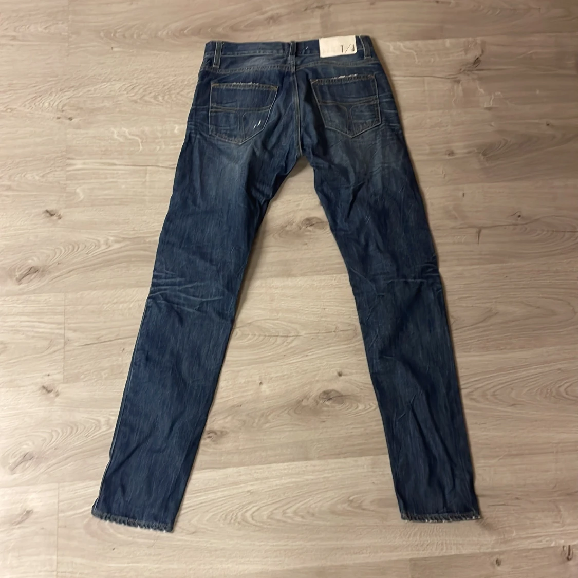 Blå jeans med raka ben - 1