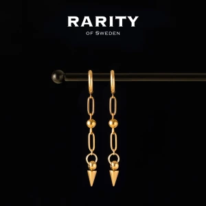 Revenge Spike Earring - Gold: Guldiga statementörhängen Rarity - Otroligt snygga örhängen med nitar i rostfritt stål!! Örhängena är i fin guldig färg och passar så bra för att piffa upp en outfit och lägga till en extra detalj🪽Likt alla andra våra smycken tål dessa örhängen vatten och håller sitt glans länge!! Vid frågor eller funderingar - välkommen att skriva till oss🪽