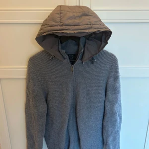 Massimo Dutti Cardigan - Snygg cardigan från Massimo Dutti i ull. Cardiganen har en avtagbar luva. Skriv om du har frågor eller vill ha mer bilder! Priset går att diskutera, så kom med bud!