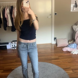 Mörkblå off shoulder topp - Marinblå off shoulder topp från Gina Young, materialet är tunnt och tror det är storlek 146/152 men jag är 159 och kan ha den. 