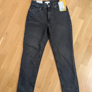 Svarta mom jeans från H&M - Svarta mom jeans från H&M med hög midja. Lite små i storleken, skulle säga mer S i storlek 🌸
