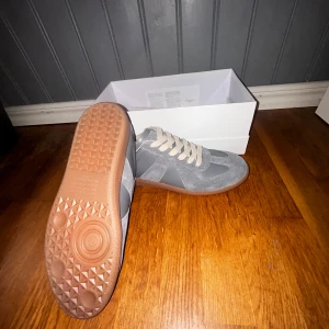 Maison margiela gats - Tja, säljer ett par fett sköna Maison Margielas som är perfekta nu till hösten. Hör gärna av er vid frågor. 