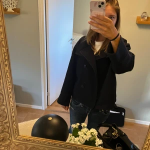 höstkappa gina mörkblå - superfin jacka som inte säljs längre, nypris ca 600kr