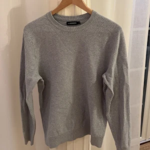 Grå stickad tröja från J.Lindeberg - Säljer en stilren grå stickad tröja från J.Lindeberg. Köpt i butik för 1199 och tröjan är i ett mycket bra skick. Kan även gå ner i pris. Hör av dig vid funderingar☺️😃