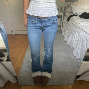 Jeans lowwaist utsvängda lågmidjade bootcut - Säljer dessa ursnygga jeans!! Midja tvärs över: 37-38cm, innerbenslängd: 76cm. Nästan oanvända och nypris är 799 men säljer för ca 650 pris kan diskuteras!!🩷