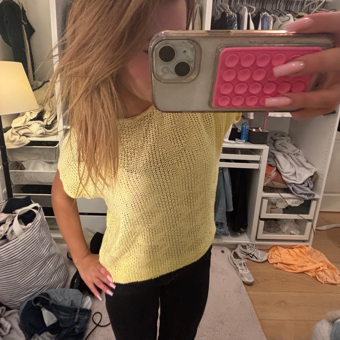 Gul stickad tröja 