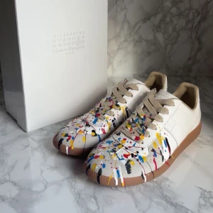 Maison margiela gats paint splatter  - Hej,säljer mina Maison margiela paint splatter i storlek 43 och i mycket bra skick,skorna ha ringa defekter osv.Vid frågor och funderingar är det bara att skriva
