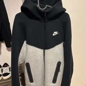 Nike Tech Fleece Hoodie - Nyskick, använd 1-2 gånger. (Nypris 1399)