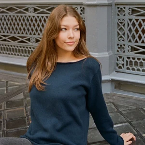 Mörkblå stickad tröja - Jättefin stickad mörkblå tröja från Brandy. Aldrig använd och med lappen kvar. (Martha Sweater)