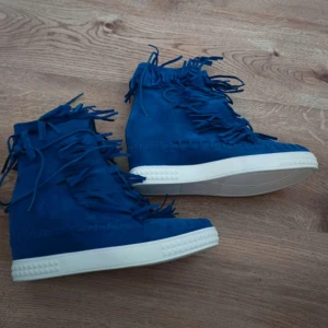 Blåa fransklackar - Unika fransskor med kilklack. Dessa skor är sååå himla snygga, tyvärr är dom lite för små för mig som egentligen har strl. 40, råkade köpa fel storlek. Dom är helt nya, bara använd en gång. Tyvärr har jag inga bra bilder just nu då jag bor inte bor i Sverige för tillfället, jag har min familj hemma som kan posta skorna men om ni vill ha nya bilder så får ni vänta ca 2 veckor innan jag kan ändra💕