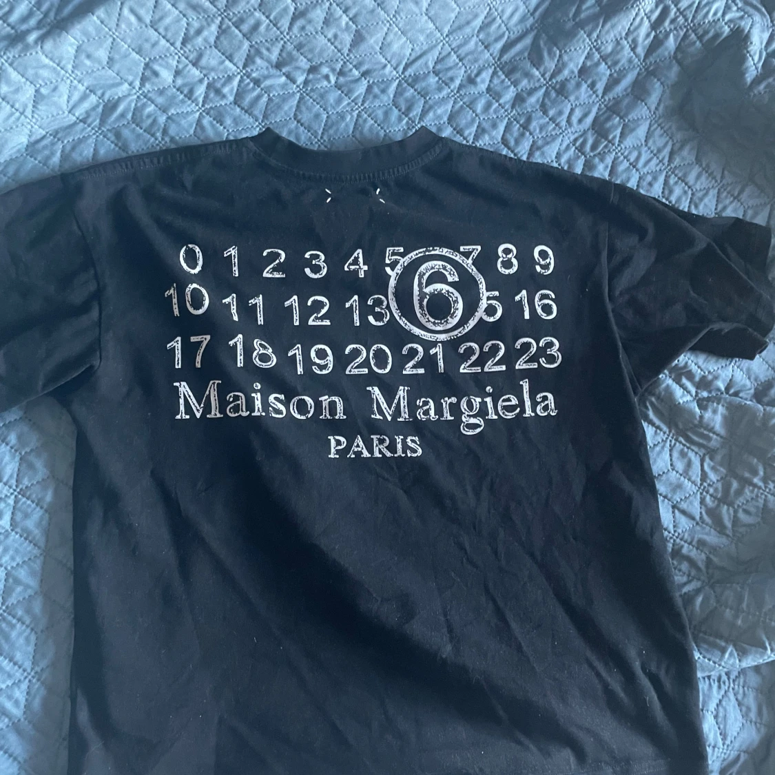 Maison Margiela svart t-shirt med tryck - 2