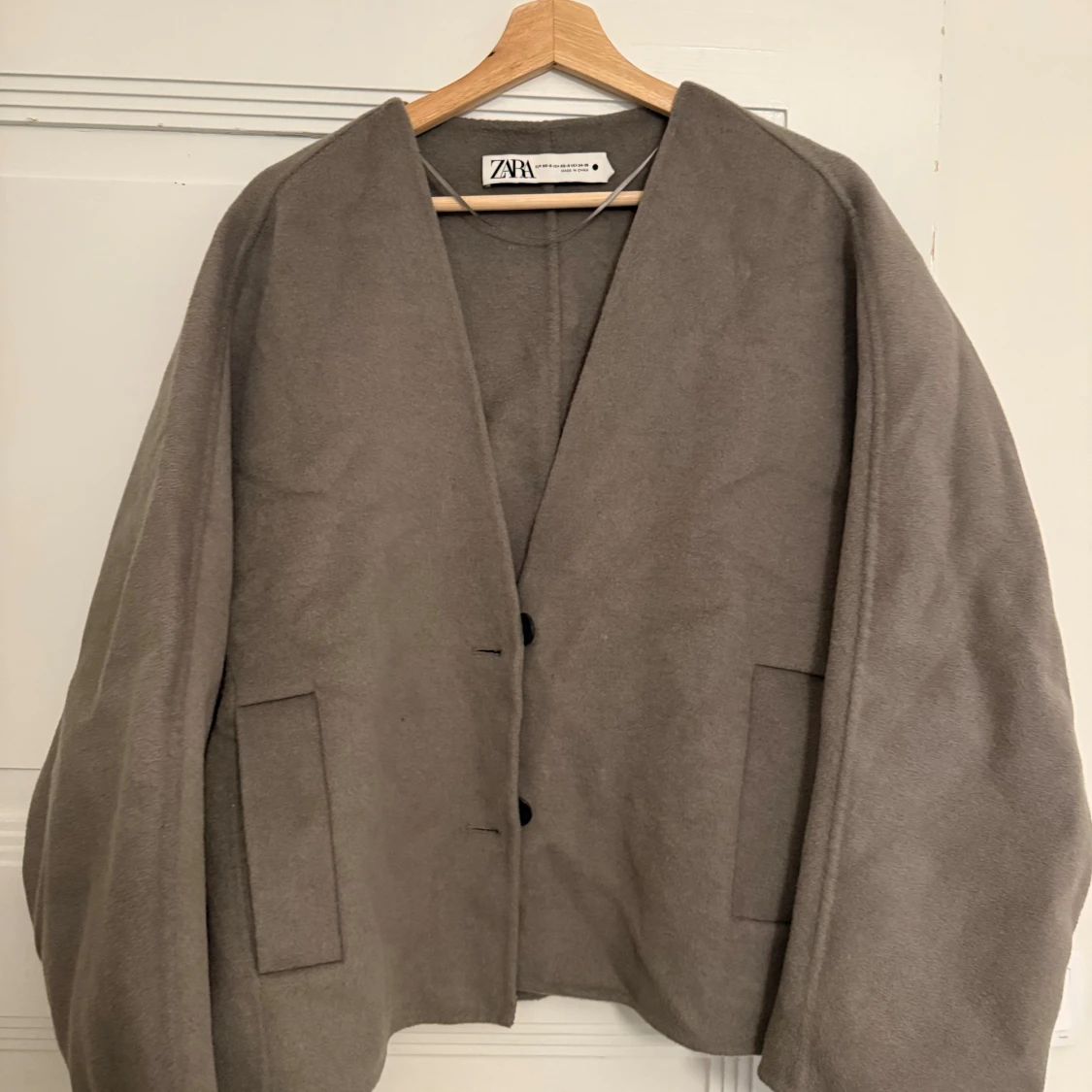 Grå kavaj från Zara med knappar - 1