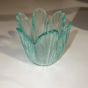 Ljushållare   - Man kan ha den till prydnad eller till ljus 