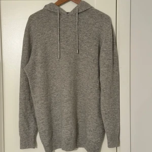 Cashmere/kashmir hoodie - Helt ny aldrig använd. Storlek S men passar M också! Skriv vid minsta fundering! 