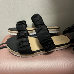 Tofflor  - Tofflor i storlek 39 50kr