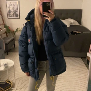 Fjällräven jacka XXS - Säljer min min fjällräven jacka som är i bra skick. Lite defekter på dom två sista sidorna, men sminkfläckaena går säkert att tvätta bort. Andvänd i en vinter och köpte den för 7000 ny. Vid frågor eller mer bilder skriver privat.