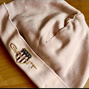 Söt ljusrosa babymössa från Gant! - Söt ljusrosa babymössa från Gant i storlek 74. I kanonskick! 