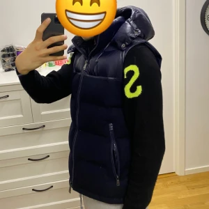 Polo Ralph lauren väst - Hej! Säljer en eftertraktad Polo Ralph lauren väst i färgen marinblå, skick 10/10 nästan helt ny perfekt nu till kyligare väder då denna är varm. Storlek small passar även medium hör av er för mer info //