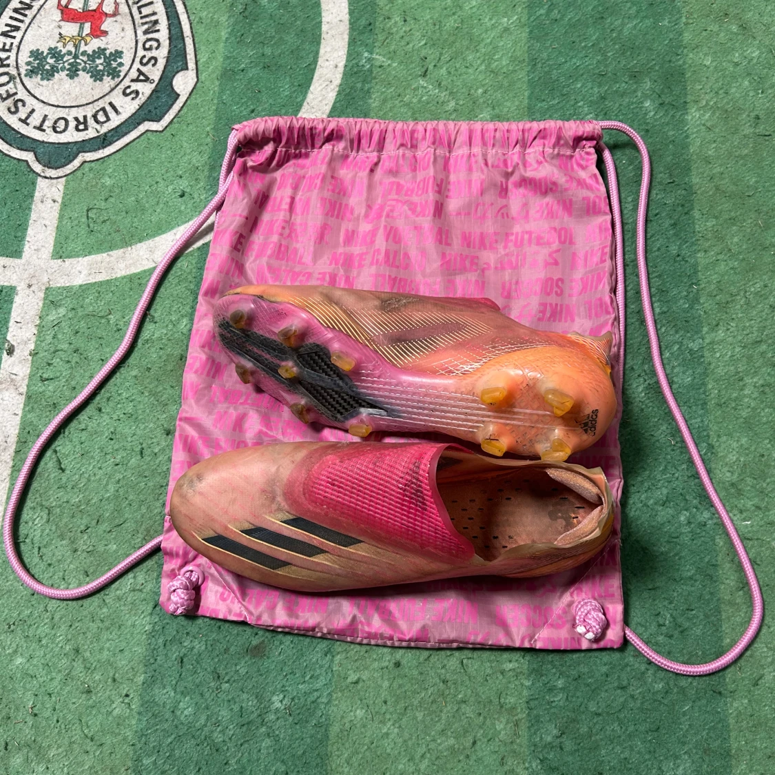 Adidas rosa fotbollsskor utan snörning