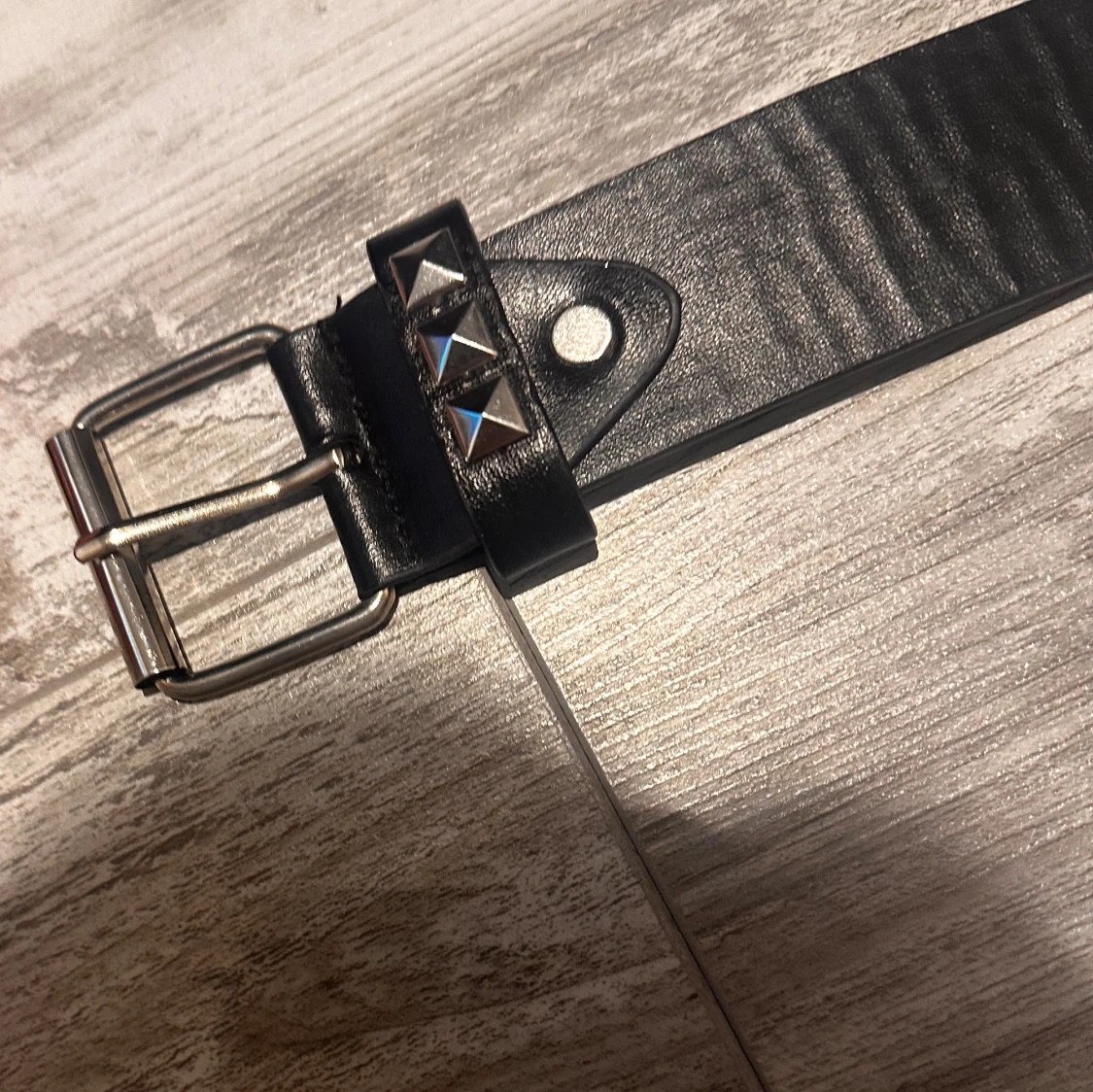 Svart nitarbälte i skinn!! - 1