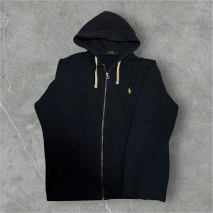 Ralph Lauren Zip Hoodie Mörkblå - 📍Storlek:L  💪🏽Skick:Mycket bra   📐Mått:Längd:68cm:Axelbredd:49cm  📎Material:84%Bomull:16%Polyester  📦Skickar alltid inom 24h  💸Köp fler plagg för att få billigare pris  ✅Äkthetsgaranti