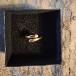 Guld ring  - GRATIS GÅVA MED VARGE ORDER!! Supertrendig stockholmsstil tjejer, ring guld. Vinter ring smycke. Gjord av stål, jag svarar och skickar alltid snabbt!