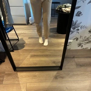 Beige mjukisbyxor - Beige mjukisbyxor från Pull&Bear i storlek XS. Byxorna har resår och snörning i midjan samt muddar vid bensluten. Perfekta för chill dagar och riktigt sköna tack vare det mjuka bomullsmaterialet.