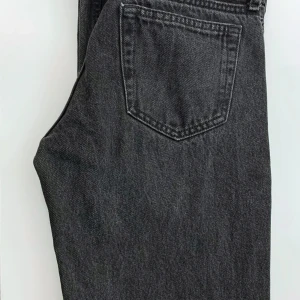 Mörkgrå raka arrow jeans från Weekday XS  - Snygga mörkgrå jeans från Weekday med klassisk femficksdesign och silverfärgade nitar. Jeansen har rak passform och är tillverkade i slitstarkt denimtyg. Perfekt för dig som gillar en enkel och tidlös look. Innerbenslängd: 73 cm, Midja: 34,5 cm. 