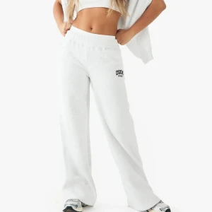 DSGN Studio gråa mjukisbyxor - Jätte fina ljus gråa mjukisbyxor som är helt nya med prislappen kvar. Denna modellen heter DSGN Studio Broderade Raka Joggers. De är i färgen Ash Grey och är i st M. Skulle säga att de är mitt emellan vida och rak i modellen i benen. Det är mellan hög midja och de är jätte sköna. Det finns snöre på insidan så att man kan knyta åt dem 💖