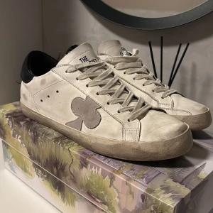 Vita ” the gallerist” skor  - Ett par the gallerist black hele skor som är använda en liten bit men dem har lite inmålade slittningar från början när man köper dem. Dem nya kostar cirka 2300 men eftersom dem är använda tar jag ner priset till 1200 men pris kan även diskuteras