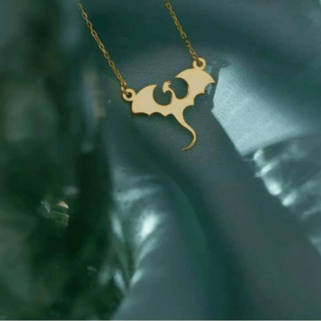 Guldigt halsband med drakmotiv - 1