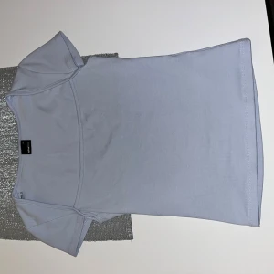 Ljusblå topp🩵 - Supersnygg ljusblå topp från Gina Tricot i storlek XS. Modellen är enkel med rund hals och korta ärmar, perfekt för att styla med jeans eller kjol. Materialet är mjukt och stretchigt, vilket gör den bekväm att bära hela dagen.