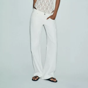 Vita wide leg jeans från Zara - Helt slut sålda!!💕💕💕 Säljer ett par vita jeans från Zara med låg midja och wide leg-passform. Byxorna är i full längd och har klassisk femficksdesign. Perfekta för dig som gillar en avslappnad och trendig look.