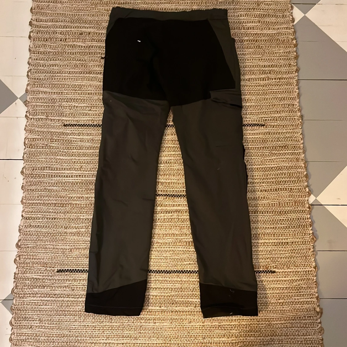 Svarta och gröna vandrings byxor. - 3