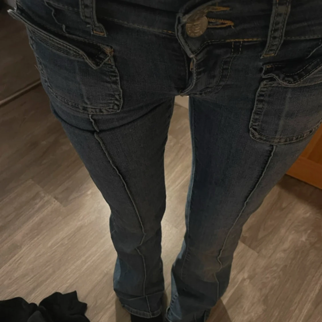 Mörkblå bootcut jeans med fickdetaljer