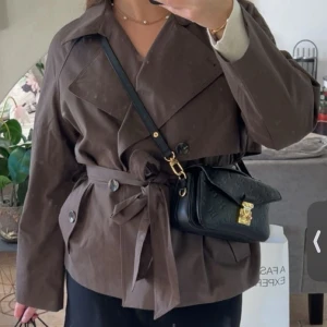 Kort trenchcoat  - Brun trenchcoat med bälte i midjan 