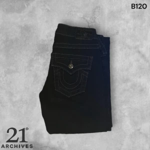 TRUE RELEGION JEANS  - B120: 24 w 📌Midja rakt över: 31 cm 📌Innerbenslängd: 83 cm 📌Ytterbenslängd: 102 cm 📌Skriv gärna om ni har frågor  