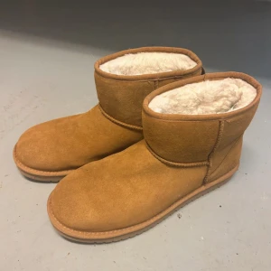 Uggs  - Uggs i storlek 44. Använda fåtal gånger och super fint skick 😇 från koolaburra by uggs!