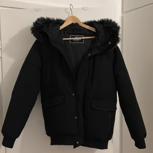 Svart pufferjacka från McKenzie - Säljer min svarta pufferjacka från Mckenzie. Varm och skön nu till lite kallare dagar. Köpte för 1000 och använts bara förra vintern. Det är storlek M men borde även passa S