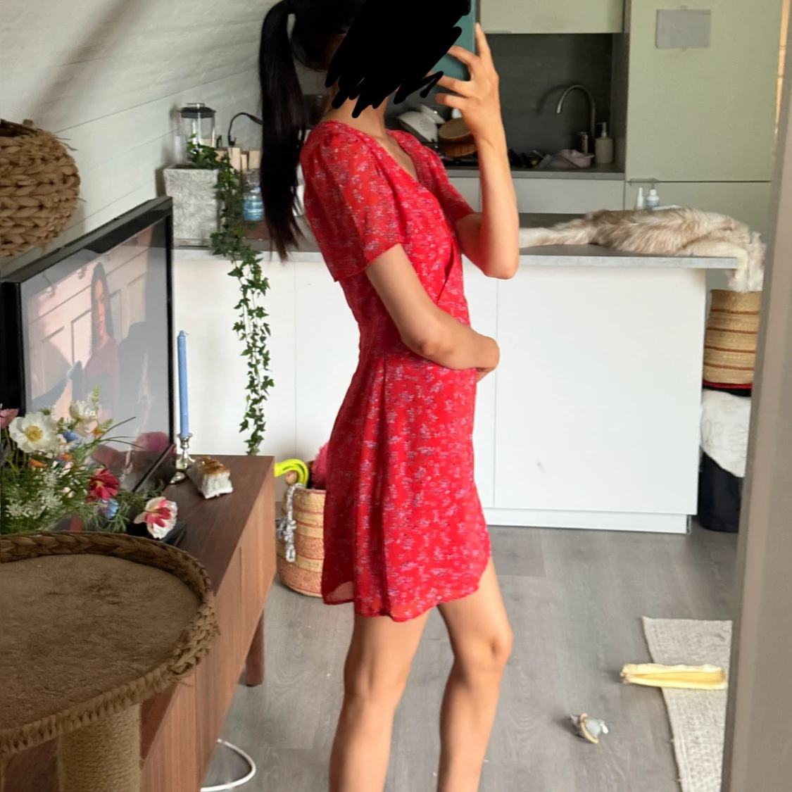 Röd blommig klänning - 1