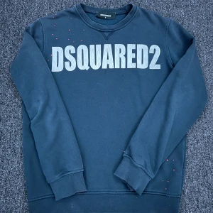 Dsquared2 Sweatshirt - Plagg:Dsquared2 Sweatshirt Storlek:S Nypris:1799 Mitt pris:599 Skick:9/10                                                         Märke/Brand:Dsquared2 Färg:Mörkblå Passform:S Passar Xs Övrigt:Sparsamt Använd (De Slitage Som Syns På Bilderna Och Färgen Är Modellen) Fraktar Inom 24 h📦 Skriv Vid Minsta Lilla Intresse😃 