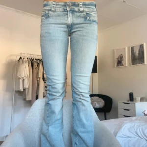 Bootcut ljusblå jeans med låg midja - Snygga ljusblå bootcut jeans med klassisk femficksdesign och låg midja. Jeansen är tillverkade i stretchigt denimmaterial som sitter bekvämt. 