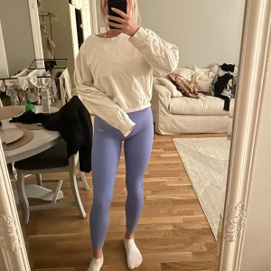 Ljuslila ribbade leggings från Aim'n - Träningstights i ribbat mönster från Aim’n, använda 2 gånger därav som nya. Stl S