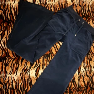 Juicy couture dark blue mal - Juicy köpta för 1200, de är lågmidjade och utsvängda längst ner, ljuset på mina bilder är dåligt!