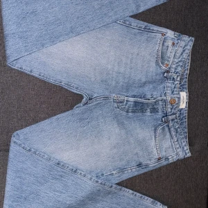 Jack & Jones relaxed jeans ljusblå 32/29 - Ljusblå relaxed-fit jeans från Jack & Jones, storlek 29-32