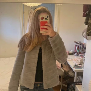 Grå teddyjacka från ONLY, stl M - Snygg pälsjacka från only. Finns inte kvar att köpa i butik längre. Passar Small oxå ❤️